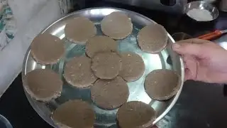 घर पर बनाएं गुड़ और बाजरे की आटे की मीठी टिकिया जो खाने में बहुतही ककारी सौफट स्वादिष्ट और हेल्दी भी