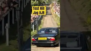 Jaguar XJR V8 Supercharged testuje na wzg&oacute;rzu testowym w Brooklands Museum!