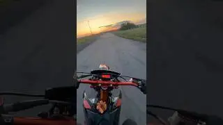 Поездка на супермото на закате