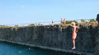 Rasmus och Lukas hoppar i Grönhögens kalkbrott