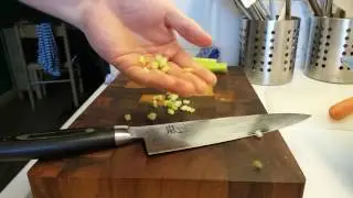 Как мелко нарезать стебель сельдерея