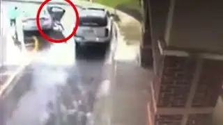 Uomo tenta di rapire due bimbi soli in auto davanti all'ospedale: il più piccolo salva la sorella