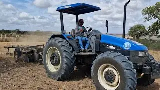 Pela primeira vez eu filmei o tratorista maciel gradeando no trator new holland da prefeitura 