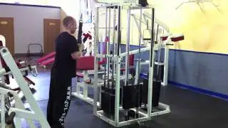 Trizepsdr&uuml;cken am Kabel mit Seil - Fitness&uuml;bung f&uuml;r den Trizeps