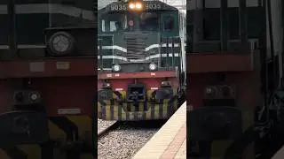 💫🌀🎷karachi Express GEU-40 American Locomotive9035 Coaches Through Pass Beautiful Railway Movement