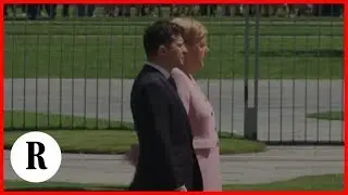 Germania, Merkel colta da tremore mentre ascolta l'inno nazionale. Poi rassicura: 