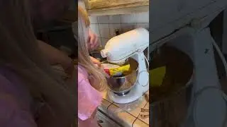 SAS loves helping her Papa in the kitchen👩&zwj;🍳🤗 It&rsquo;s cookie time!