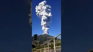 Gunung Merapi mengeluarkan wedus gembel