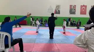 Eralp Umut Çuval (mavi) izmir iller arası karate şampiyonası