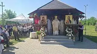 Sfânta Liturghie săvârșită de IPS Andrei Andreicuț la Bața cu ocazia resfințirii bisericii ortodoxe