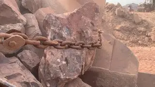 Super Giant rock stucked into the chain|A gianr rock crusher machine in action #stonecrushers #