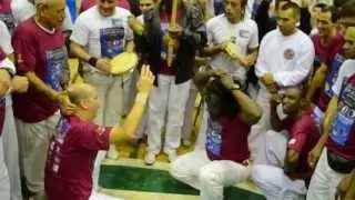 Capoeira de Mestres - Banguela tocada por Mestre Nenel