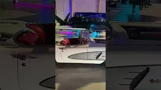 Винтажные маслкары встречаются с современной авиацией #автомобили #классическиеавтомобили