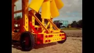 Автомобили с мини-радиаторными вентиляторами от Fischertechnik и ветряной электростанцией Westmill