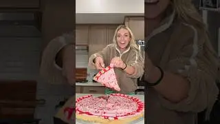 IT&rsquo;S SO CUTE !! 😋🍕🍪💕 #diy #baking #valentinesday making a valentines pizza cookie dessert