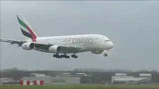 Emirates Airbus A380 landt op Schiphol tijdens westerstorm