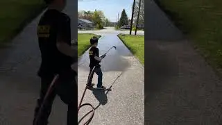 Learning how to spray driveway sealer #driveway #drivewaysealing #sealcoating #fatherandson