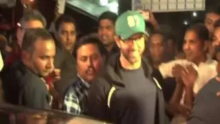 Hrithik Roshan Celebrate Kaabil Success At Cinema Halls And Public | Bollywood Buzz