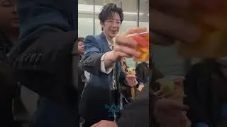 #酷狗音乐代言人刘宇宁 扫楼派水果，好羡慕～#KugouMusic Spokesperson Liu Yuning handing out fruit &mdash; so jealous~😍