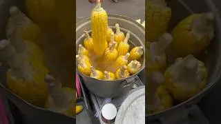 Street Style Boiled Corn 🌽 - a Monsoon Delight 💛  #bhutta #streetfood #shorts #youtubeshorts