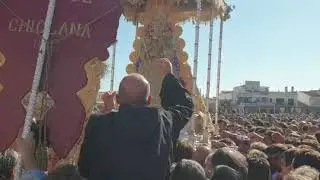 La Virgen del Rocío pasa delante del Simpecado de Chiclana