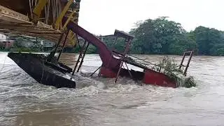 Horrifying moment ! Free Floating Barge Hits The Bridge