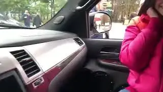 Mijn moeders auto met heel veel boxen echt ziek