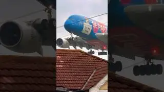 Giant Airbus A380 Flies Low Above Neighborhood Homes 😱✈️ #emirates #aviation #planespotting