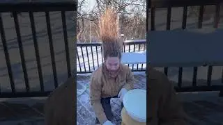 Парень замораживает свои волосы