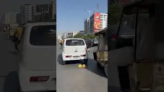 Karachi Rickshaw Driver Touching Alto Car | Funny Street Scene | Suzuki Mehran 2025