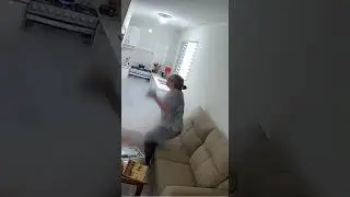 Ela tirou o fone e tudo aconteceu #humor #inesperado #IA