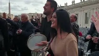 TARANTELLA CALABRESE IN VATICANO - FORTUNATO & VALENTINA SUONANO PER PAPA FRANCESCO!