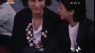 Mario Mieli davanti ai cancelli dell'Alfa Romeo nel 1978