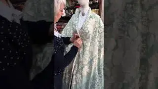 Cómo colocar un mantón de Manila con el cuello tipo esmoquin.