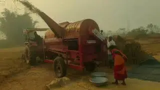 आज धान मैसने का मशीन आ गया गांव में