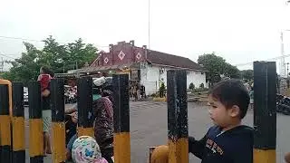 Crowded railfanners near station Blitar,JPL/PJL 196