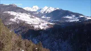Un drone filme des paysages de montagnes enneigées en Haute Savoie