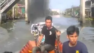 Una piccola barca con un motore potentissimo sfreccia sul canale