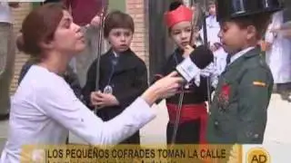 Los pequeños cofrades toman la calle