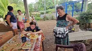 Comprando en el nuevo negocio de la ABUELA SANTOS 
