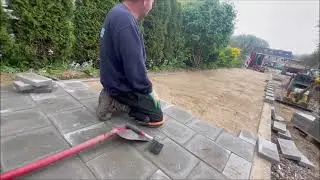 Dit doen boze stratenmakers als je door hun afgepoetse zand bed loopt !