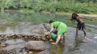 Primitive Life - Solo Build Fish Trap meet big fish - forest people - Free bushcraft life