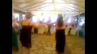 Στην βάπτιση της ανηψιάς μου πρώτη στο χορό η μητέρα μου