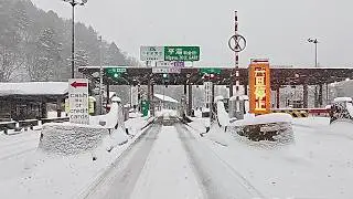 真冬の安房越え　北アルプス雪道走行　冬季通行止めの安房峠を国道158号線と安房トンネルを走行　長野県松本から岐阜県高山　岐阜県側は大雪運転