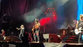 Axl Rose Smells Weed Mid-Show &ndash; His Reaction Says It All!