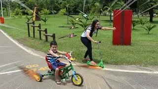 CRIAN&Ccedil;A BRINCANDO NO PARQUE COM PATINETE E TRICICLO