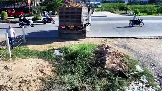 路边回填一条新土石方道路，推土机和卡车配合完成此回填！ #推土机 #土石方工程 #作品同步头条赢激励 #头条双星激励计划 @海尔洗衣机旗舰店 #阳台焕新就选海尔云溪