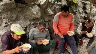 Almorzando con los peones 