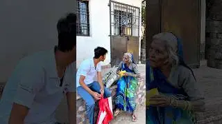 Sharing Biscuit With a Women 💯❤️🙏| A Simple Act of Kindness #humanity #shorts #kindness #helping