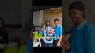 🇮🇩 Hari ini bapak penjual tahu Sumedang tidak nyangka dapat hadiah itu dari orang bule 🤯😂 #indonesia